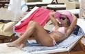 H Νίνα Λοτσάρη κλέβει τις εντυπώσεις στην παραλία με το αψεγάδιαστο κορμί της! - Φωτογραφία 6