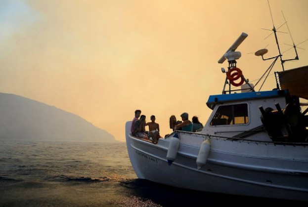 Συγκλονιστικές εικόνες από Σέριφο ▬ Ο κόσμος εγκαταλείπει το νησί με βάρκες! - Φωτογραφία 11