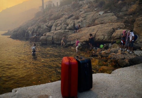 Συγκλονιστικές εικόνες από Σέριφο ▬ Ο κόσμος εγκαταλείπει το νησί με βάρκες! - Φωτογραφία 3