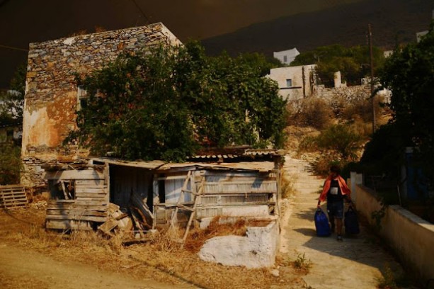 Συγκλονιστικές εικόνες από Σέριφο ▬ Ο κόσμος εγκαταλείπει το νησί με βάρκες! - Φωτογραφία 6