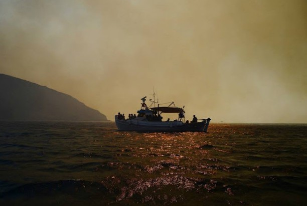 Συγκλονιστικές εικόνες από Σέριφο ▬ Ο κόσμος εγκαταλείπει το νησί με βάρκες! - Φωτογραφία 7