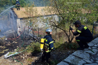 Φωτιά σε σπίτι στη Βαυκερή Λευκάδας [Video & Photos] - Φωτογραφία 3