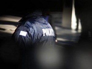 Πάτρα: O «μάγκας» αστυνομικός στην επιχείρηση διάσωσης γυναίκας που απειλούσε με αυτοκτονία - Φωτογραφία 1