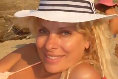 Με νέα sexy πόζα μας ευχήθηκε καλή εβδομάδα η Μενεγάκη