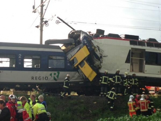 ΣΥΜΒΑΙΝΕΙ ΤΩΡΑ: Μετωπική σύγκρουση τρένων στην Ελβετία με 44 τραυματίες - Φωτογραφία 1