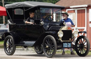 Την πάτησε ένα αυτοκίνητο του... 1915 - Φωτογραφία 1