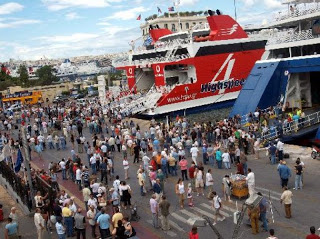 Επιδημία τείνει να γίνει η άγρα πελατών στην πλ. Καραϊσκάκη στο λιμάνι του Πειραιά - Φωτογραφία 1