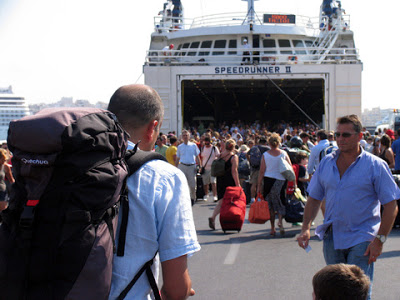 Επιδημία τείνει να γίνει η άγρα πελατών στην πλ. Καραϊσκάκη στο λιμάνι του Πειραιά - Φωτογραφία 2