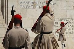 Να πως βιώνουν οι εύζωνες τον καύσωνα!