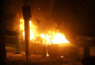 Ταξί κάηκε ολοσχερώς στις πρώτες εργατικές κατοικίες Nαυπάκτου - Φωτογραφία 1