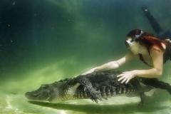 H γυναίκα που ζει για να παλεύει με αλιγάτορες