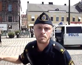 Αυτό συμβαίνει όταν τραβάς βίντεο την αστυνομία στην Σουηδία - Φωτογραφία 1