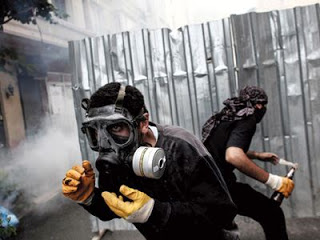 Βία και δακρυγόνα στην Πλατεία Ταξίμ - Φωτογραφία 1