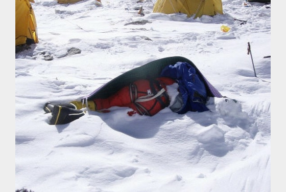 ΣΟΚ: Tα χιόνια λιώνουν και αποκαλύπτουν τους ορειβάτες που δεν τα κατάφεραν [ΠΡΟΣΟΧΗ ΣΚΛΗΡΕΣ ΕΙΚΟΝΕΣ] - Φωτογραφία 5