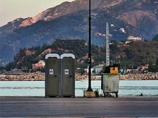 «Έσκασε» χημική τουαλέτα στο λιμάνι της Μυτιλήνης - Φωτογραφία 1