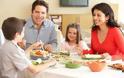 Υγεία: Τα παιδιά που τρώνε σε οικογενειακό τραπέζι αποκτούν αυτοπεποίθηση