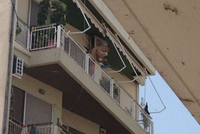 ΣΥΜΒΑΙΝΕΙ ΤΩΡΑ: Άντρας σε κατάσταση αμόκ απειλεί να αυτοκτονήσει από μπαλκόνι στο Αγρίνιο - Φωτογραφία 3