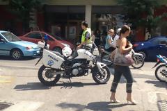ΣΥΜΒΑΙΝΕΙ ΤΩΡΑ: Άντρας σε κατάσταση αμόκ απειλεί να αυτοκτονήσει από μπαλκόνι στο Αγρίνιο