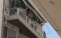 ΣΥΜΒΑΙΝΕΙ ΤΩΡΑ: Άντρας σε κατάσταση αμόκ απειλεί να αυτοκτονήσει από μπαλκόνι στο Αγρίνιο - Φωτογραφία 3