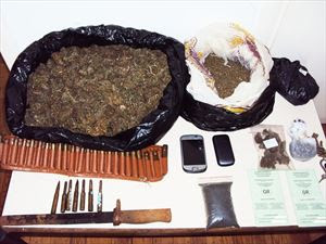 Αστυνομικοί μάζεψαν ένα κιλό αρωματικό χόρτο ύστερα από έρευνες - Δύο συλλήψεις - Φωτογραφία 1
