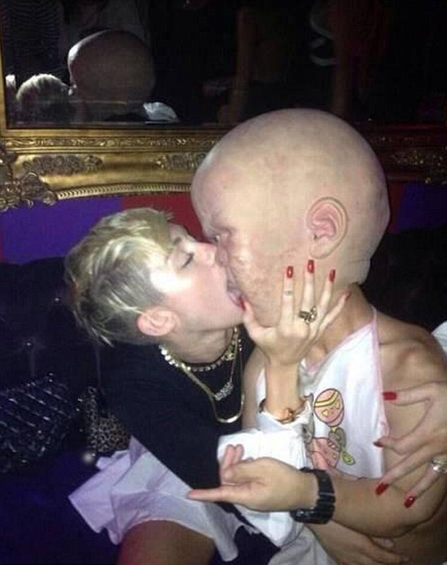 Το Φιλί Της Miley Cyrus Σε Ένα… Μεγάλο «Μωρό» - Φωτογραφία 2