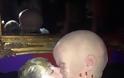 Το Φιλί Της Miley Cyrus Σε Ένα… Μεγάλο «Μωρό» - Φωτογραφία 2