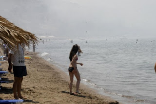 Εκκενώθηκε παραλία στα Κύθηρα λόγω της φωτιάς! Οι καπνοί έπνιξαν τους λουόμενους! - Φωτογραφία 1