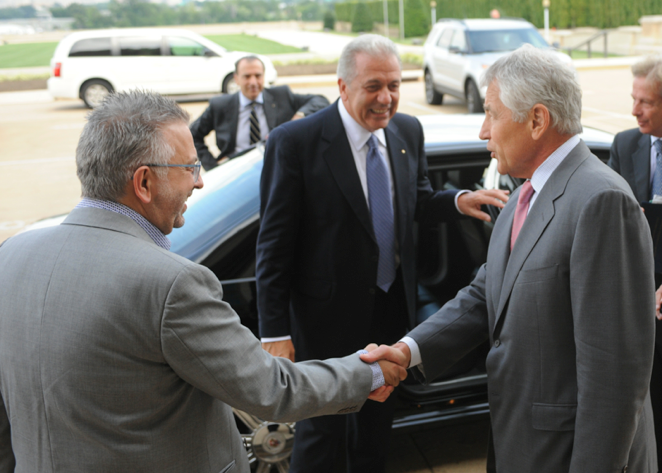 To thanks του αμερικανού υπουργού Άμυνας στους Έλληνες δημοσιογράφους - Φωτογραφία 2