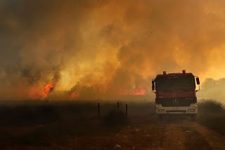 Ανεξέλεγκτη η φωτιά στο Μαρκόπουλο - Φωτογραφία 1