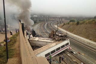 Ισπανία: Ο μηχανοδηγός φρέναρε αφού εκτροχιάστηκε το τρένο και πήρε στο λαιμό του 78 άτομα! - Φωτογραφία 1