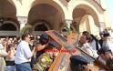 Πάτρα: Επέστρεψε στο σπίτι του ο Σταυρός του Πολιούχου Αποστόλου Ανδρέα - Συγκινητική υποδοχή από πιστούς [Photo & Video]