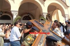 Πάτρα: Επέστρεψε στο σπίτι του ο Σταυρός του Πολιούχου Αποστόλου Ανδρέα - Συγκινητική υποδοχή από πιστούς [Photo & Video]