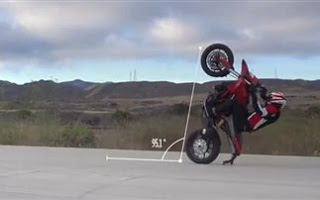 Η μάχη της σούζας με Ducati Hypermotard (Βίντεο) - Φωτογραφία 1
