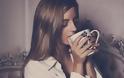 Tρία τρόφιμα, δύο ποτά και πέντε άλλοι τρόποι που θα σας βοηθήσουν να ξυπνήσετε καλύτερα από τον καφέ