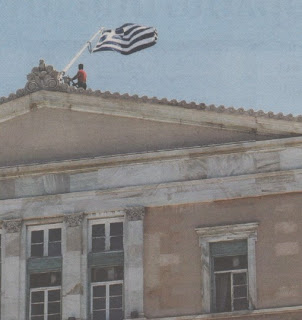 Το ατύχημα με την ελληνική σημαία - Φωτογραφία 1