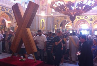 Πάτρα: Πλήθος κόσμου στην αγρυπνία για την επιστροφή του Σταυρού του Mαρτυρίου του Αγίου Ανδρέα - Δείτε φωτο - Φωτογραφία 1