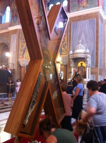 Πάτρα: Πλήθος κόσμου στην αγρυπνία για την επιστροφή του Σταυρού του Mαρτυρίου του Αγίου Ανδρέα - Δείτε φωτο - Φωτογραφία 2