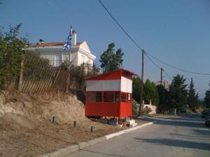 Έστησαν φυλάκιο έξω από το σπίτι τους στο Πλαγιάρι Θεσσαλονίκης [Photo] - Φωτογραφία 2