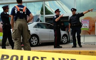 Αυτοκίνητο εισέβαλε στο φαρμακείο στον Καναδά - Φωτογραφία 1