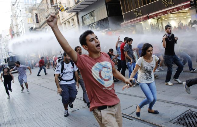 Ένταση ξανά στην πλατεία Ταξίμ - Φωτογραφία 3