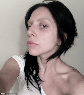 Αγνώριστη η Lady Gaga: Φωτογραφήθηκε άβαφη και «τρομακτική» - Φωτογραφία 2