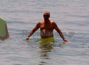 Η βουτιά του πρώην υπουργού κ. Κουβέλη στη παραλία του Αντιρρίου… - Φωτογραφία 1