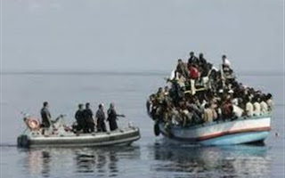 Τρεις γυναίκες έχασαν τη ζωή τους σε πλοιάριο λαθρομεταναστών στην νότια Ιταλία - Φωτογραφία 1