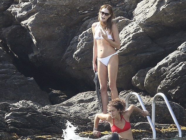 Carla Bruni: Στα 45 της παραμένει κορμάρα! Σέξι εμφάνιση σε παραλία της Γαλλίας - Φωτογραφία 6