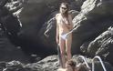 Carla Bruni: Στα 45 της παραμένει κορμάρα! Σέξι εμφάνιση σε παραλία της Γαλλίας - Φωτογραφία 6