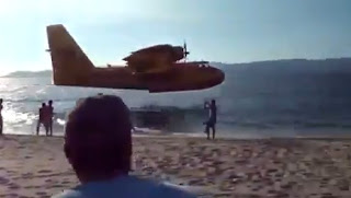 Απίστευτο βίντεο κάνει τον γύρο του κόσμου - Καναντέρ κάνει ανεφοδιασμό πάνω από παραλία κυριολεκτικά - Φωτογραφία 1