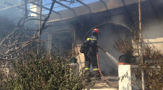 Κάηκαν σπίτια στον Mαραθώνα - Η φωτιά ξέσπασε, όταν τζιπ του λιμενικού έπεσε σε κολώνα της ΔΕΗ - Σε ύφεση τώρα η πυρκαγιά - Φωτογραφία 1