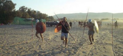 Όταν μέλη της Χρυσής Aυγής παίζουν... τους Σπαρτιάτες στην παραλία - Δείτε φωτο - Φωτογραφία 6