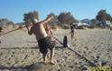 Όταν μέλη της Χρυσής Aυγής παίζουν... τους Σπαρτιάτες στην παραλία - Δείτε φωτο - Φωτογραφία 2