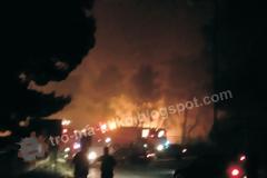 Aπειλούνται σπίτια  - Οι ιδιοκτήτες παραμένουν μέσα προσπαθώντας να διαφυλλάξουν τις περιουσίες τους